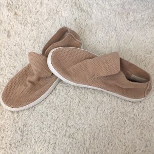 Cream/ tan shoes